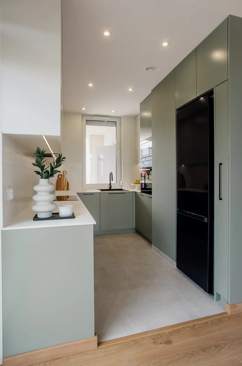 Zielona pastelowa kuchnia z cegiałką